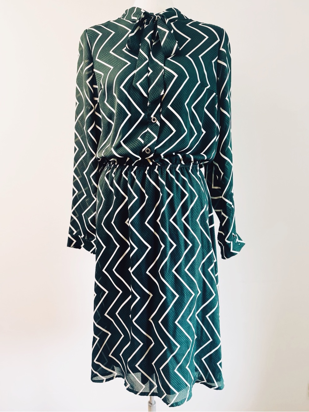 Liza Luxe Green Geometric Print Long Sleeve Tie Neck Midi Dress Size 1X